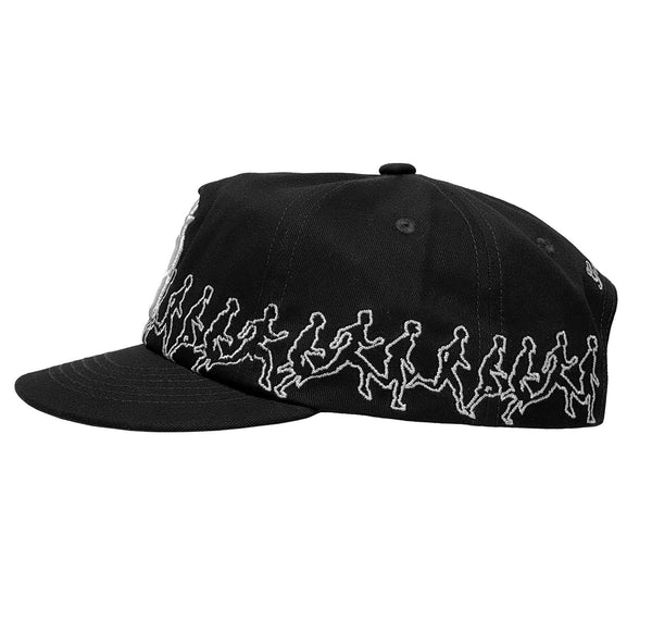 Linke Seitenansicht einer navyblauen Cap mit durchgehender weißer Stickerei laufender Silhouetten am unteren Rand.