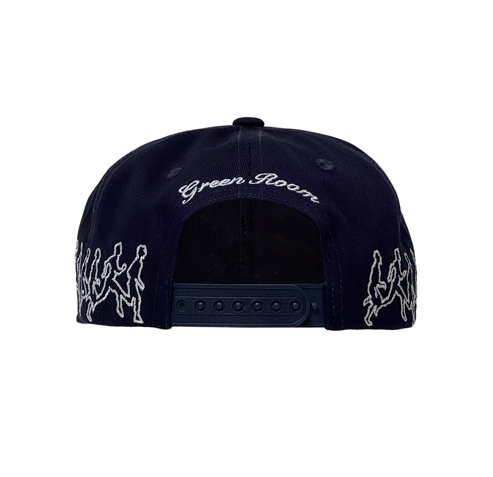 Frau blickt direkt in die Kamera, beide Hände fassen an die pink-weiße Trucker-Cap mit gesticktem „ENDLESS AMORE“-Schriftzug. Der Hoodie mit weißem Frontprint ist locker geschnitten.