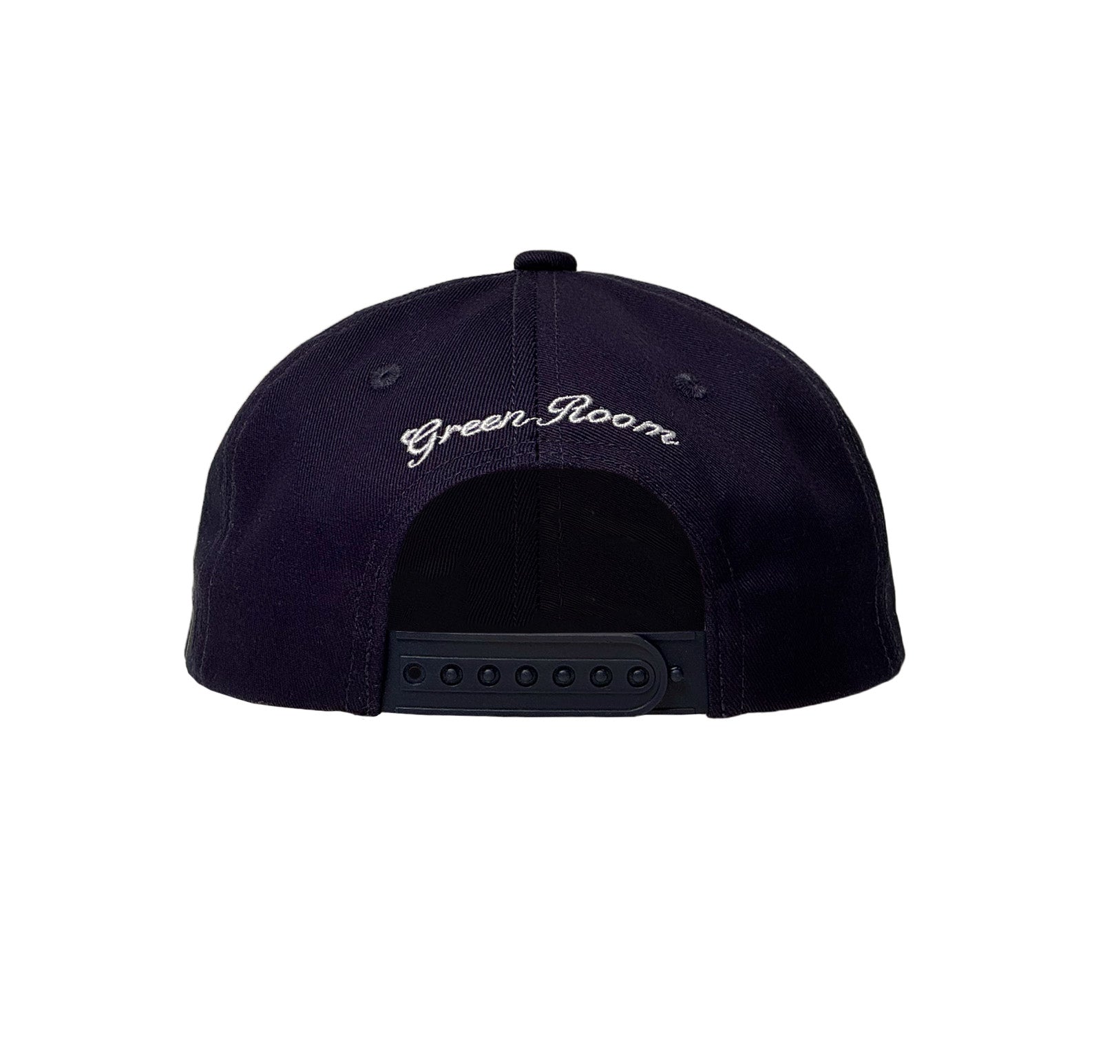 Rückseite der Cap mit verstellbarem Snapback-Verschluss. Über der Öffnung ist der Schriftzug „Green Room“ in Weiß eingestickt.