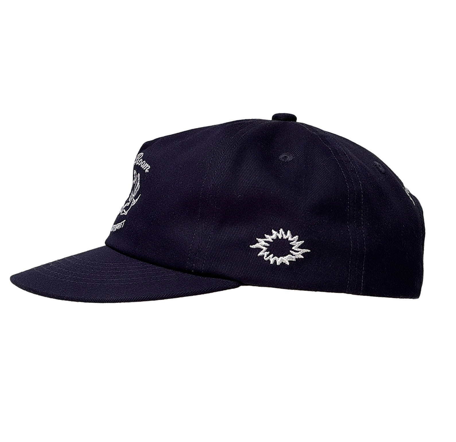 Dunkelblaue Cap mit flachem Schirm. An der linken Seite befindet sich ein gesticktes, sternförmiges Symbol in Weiß.