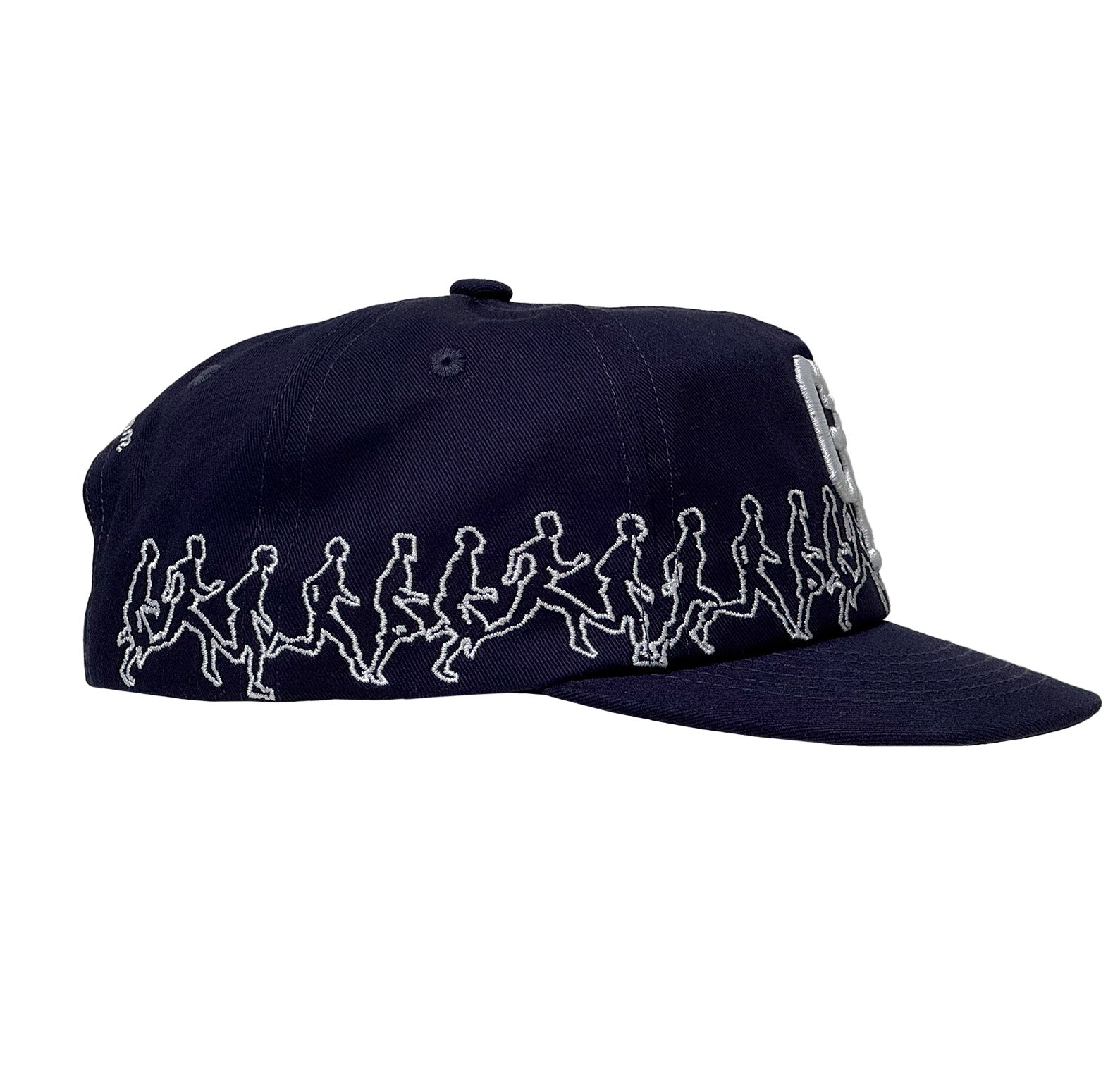 Rechte Seitenansicht einer navyblauen Cap mit gestickten laufenden Figuren in Weiß, die sich ringsum entlang des unteren Bereichs ziehen.