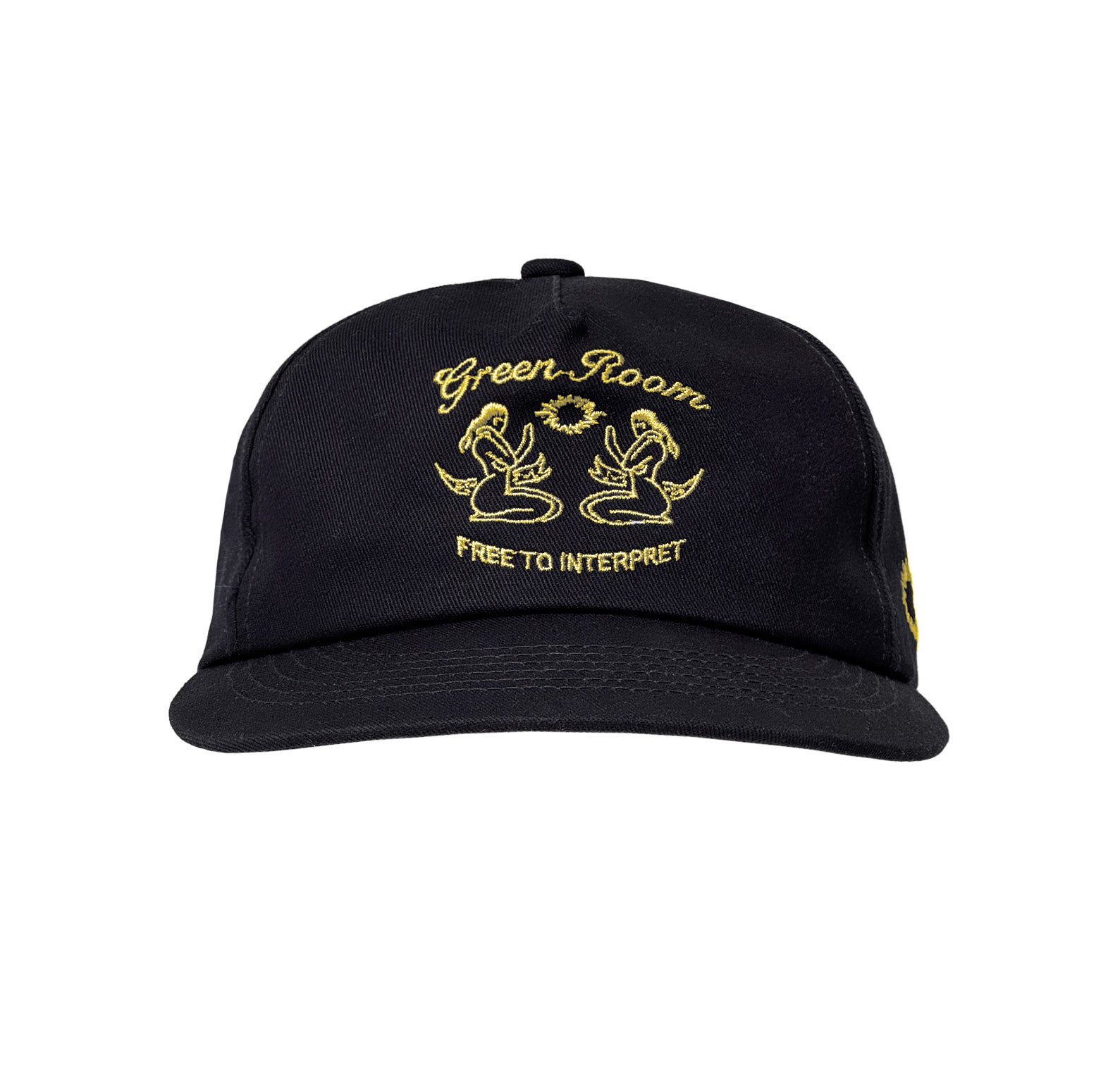  Schwarze Cap mit gelber Stickerei auf der Front, zeigt zwei einander zugewandte Meerjungfrauen mit stilisiertem Auge darüber und dem Schriftzug „Free to Interpret“ darunter.