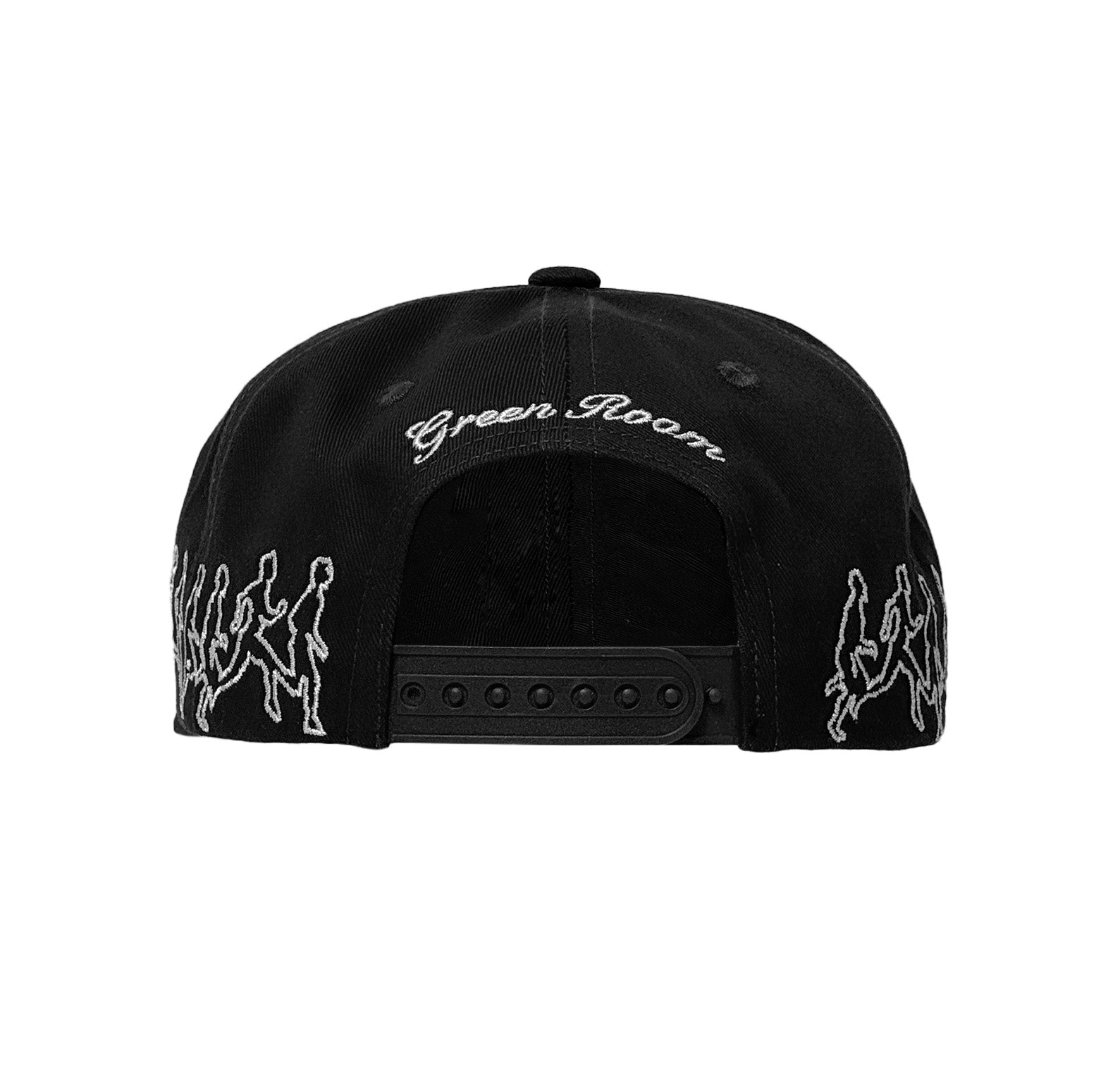 Rückansicht einer schwarzen Cap mit weißer Stickerei „Green Room“ über dem verstellbaren Verschluss und umlaufendem Stickmuster laufender Figuren entlang der Seiten.
