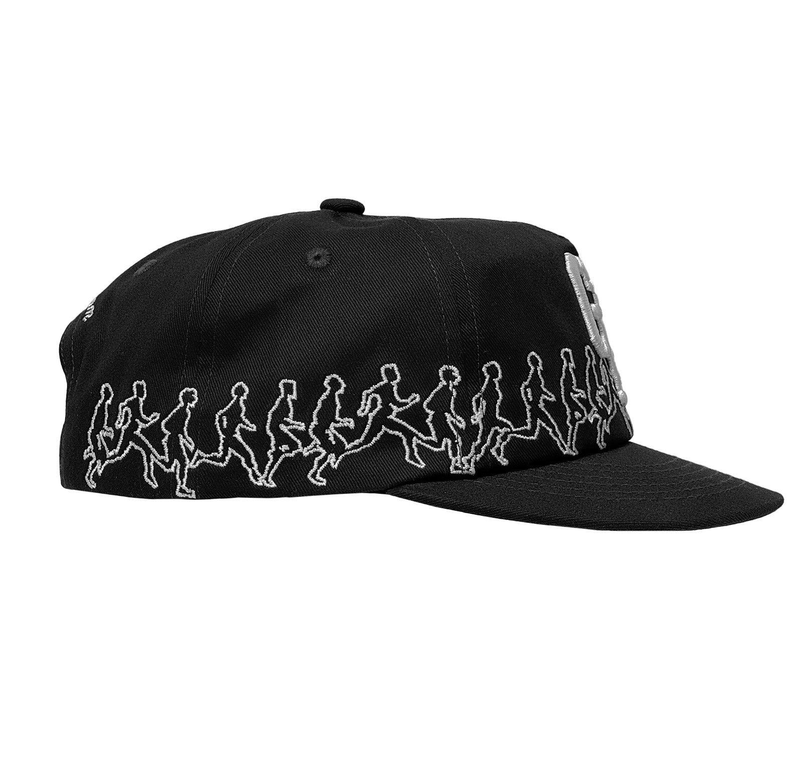  Rechte Seitenansicht einer schwarzen Cap mit gestickten laufenden Figuren in Weiß, die sich ringsum entlang des unteren Bereichs ziehen.