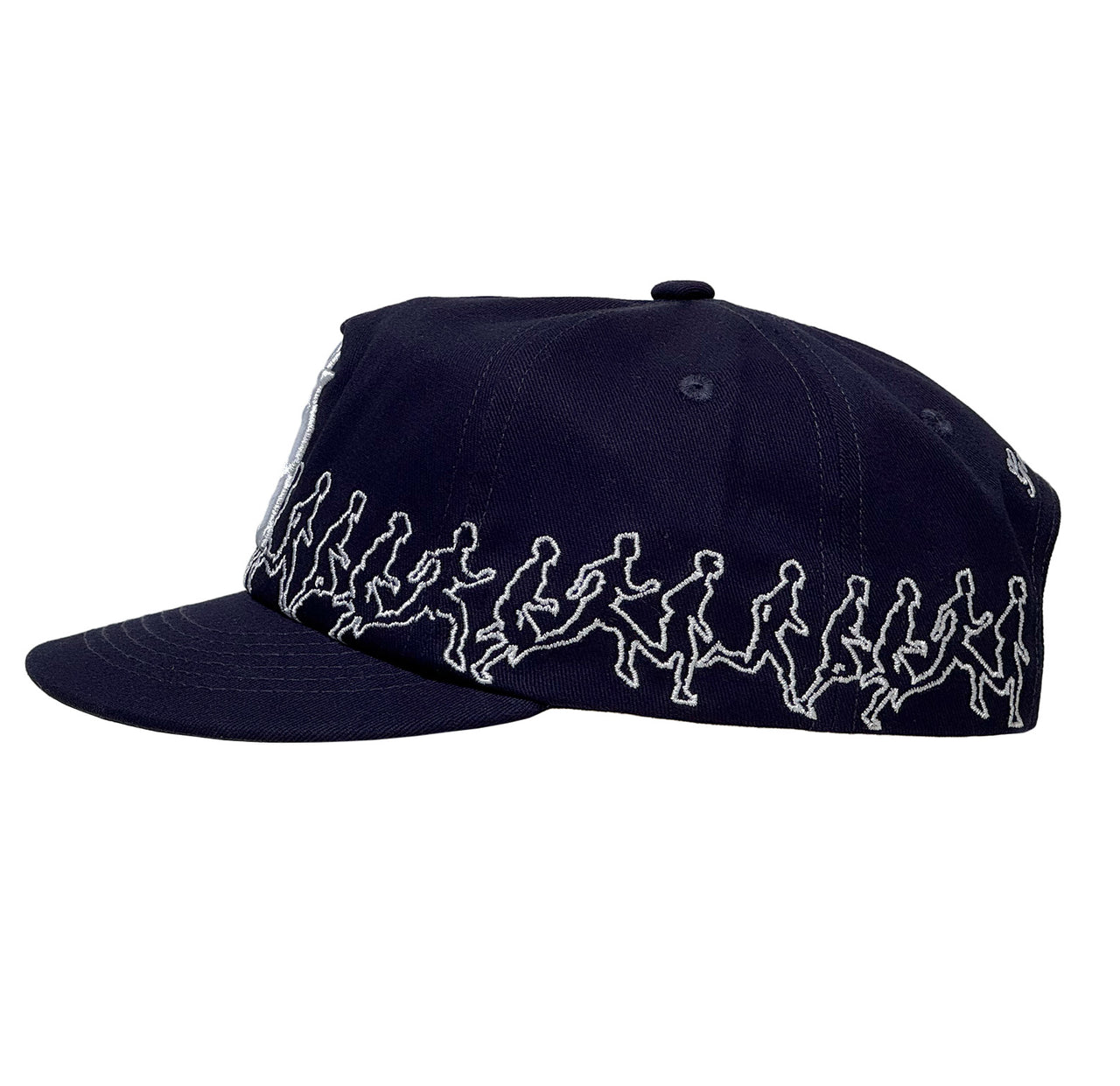 Linke Seitenansicht einer navyblauen Cap mit durchgehender weißer Stickerei laufender Silhouetten am unteren Rand.