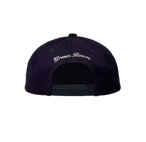 Rückseite der Cap mit verstellbarem Snapback-Verschluss. Über der Öffnung ist der Schriftzug „Green Room“ in Weiß eingestickt.