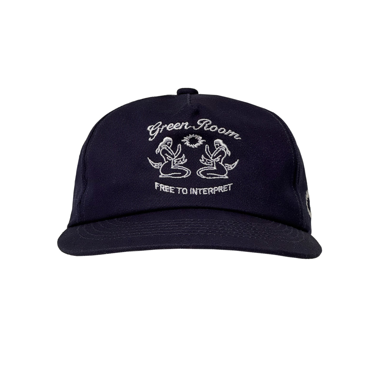 Dunkelblaue Cap mit weißer Stickerei zweier stilisierter Meerjungfrauen, die sich gegenüber sitzen. Darüber steht in geschwungener Schrift „Green Room“, darunter „FREE TO INTERPRET“. Flacher, gebogener Schirm.