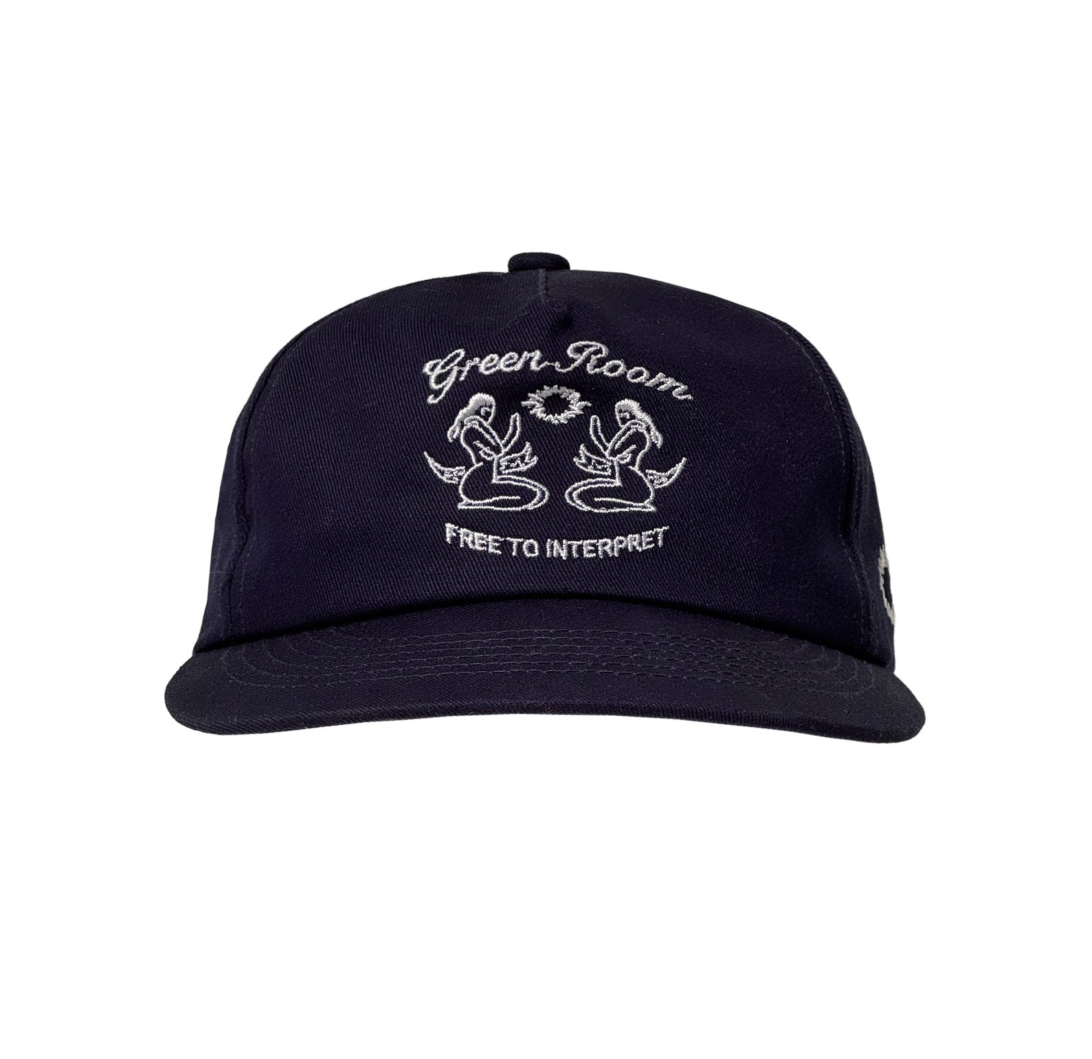 Dunkelblaue Cap mit weißer Stickerei zweier stilisierter Meerjungfrauen, die sich gegenüber sitzen. Darüber steht in geschwungener Schrift „Green Room“, darunter „FREE TO INTERPRET“. Flacher, gebogener Schirm.