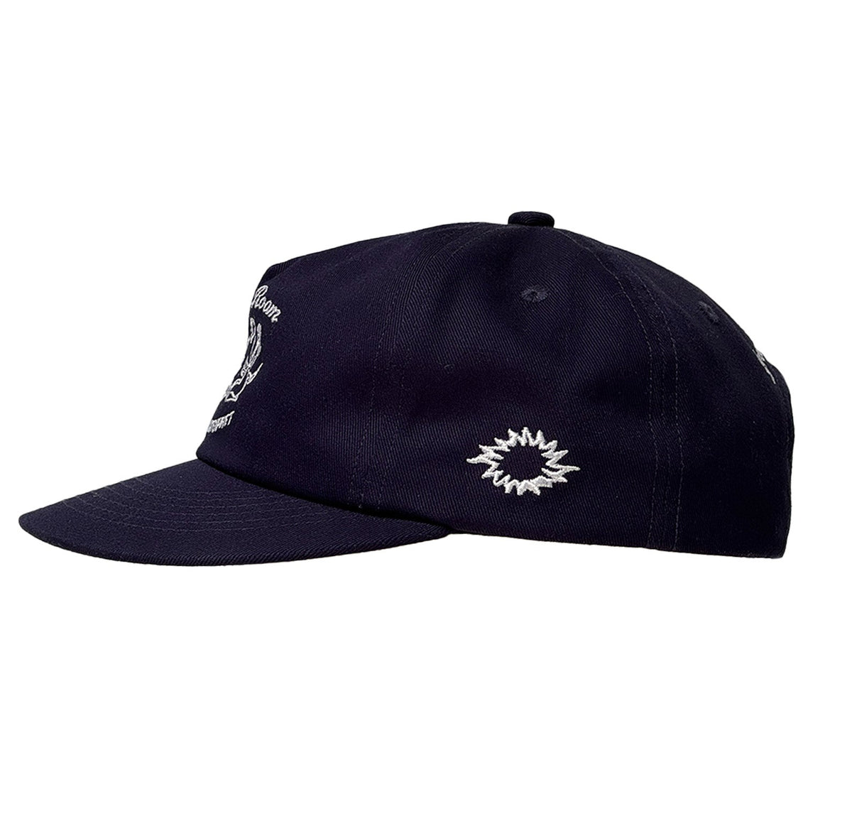 Dunkelblaue Cap mit flachem Schirm. An der linken Seite befindet sich ein gesticktes, sternförmiges Symbol in Weiß.