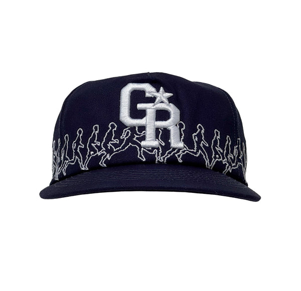  Vorderansicht einer navyblauen Cap mit großem weißen Sticklogo „GR“ samt Sternsymbol, ergänzt durch umlaufende Stickerei laufender Figuren am unteren Rand.