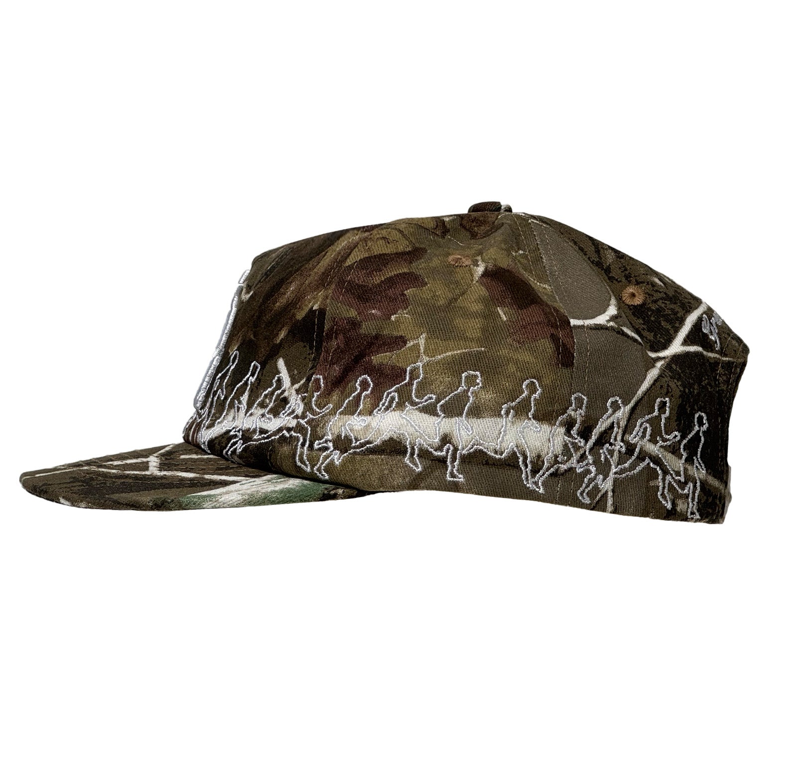 Linke Seitenansicht der Cap mit umlaufender Stickerei weißer laufender Silhouetten.